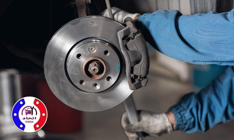 چگونه سیستم ترمز می تواند باعث کشیده شدن خودرو به یک سمت شود؟