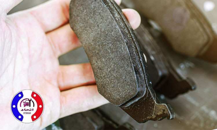 وقتی ترمز نرم شده و فرمان به خوبی عمل نمی کند، اولین کاری که باید انجام دهم چیست؟